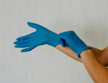 utilisation des gants d'examen nitrile